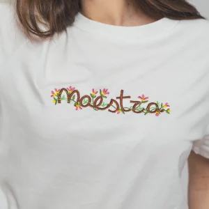 Camiseta "Maestra" Bordada Personalizable - SS26